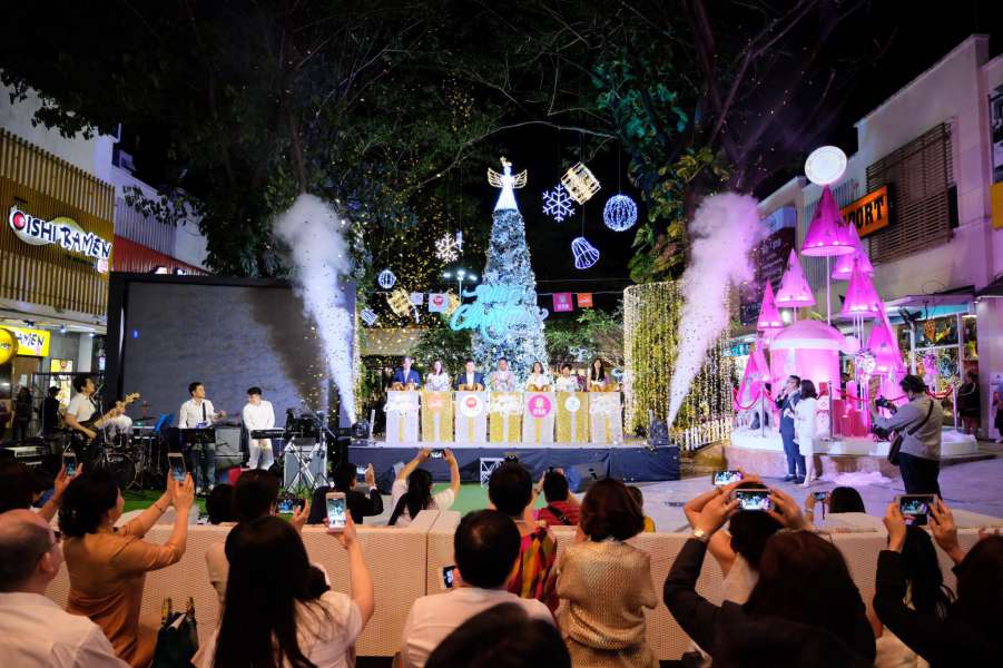 ภาพบรรยากาศงานฉลองเทศกาลแห่งความสุขเปิดไฟwhite christmas udtown 2017